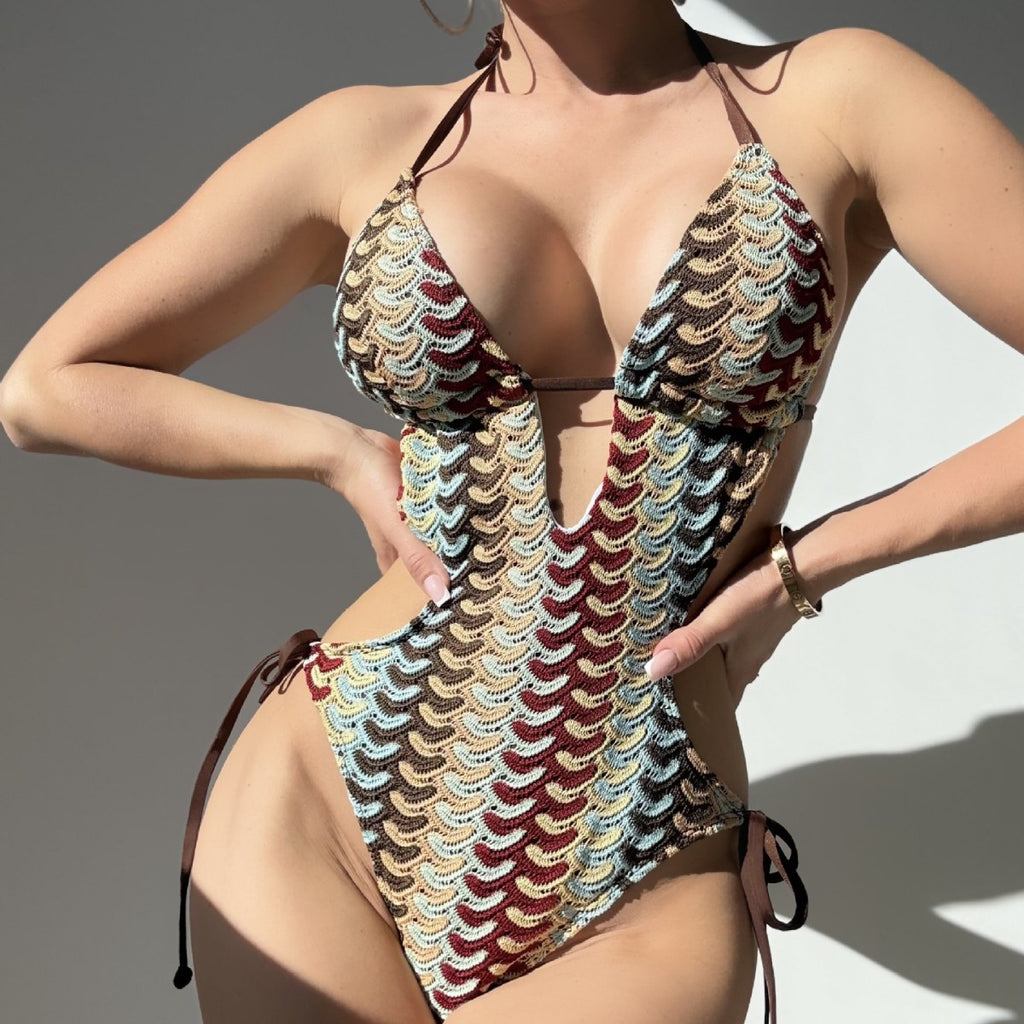 Maillot de bain une pièce sexy à col montant et texture crochet colorée, coupe ajustée, sexy, en crochet.
