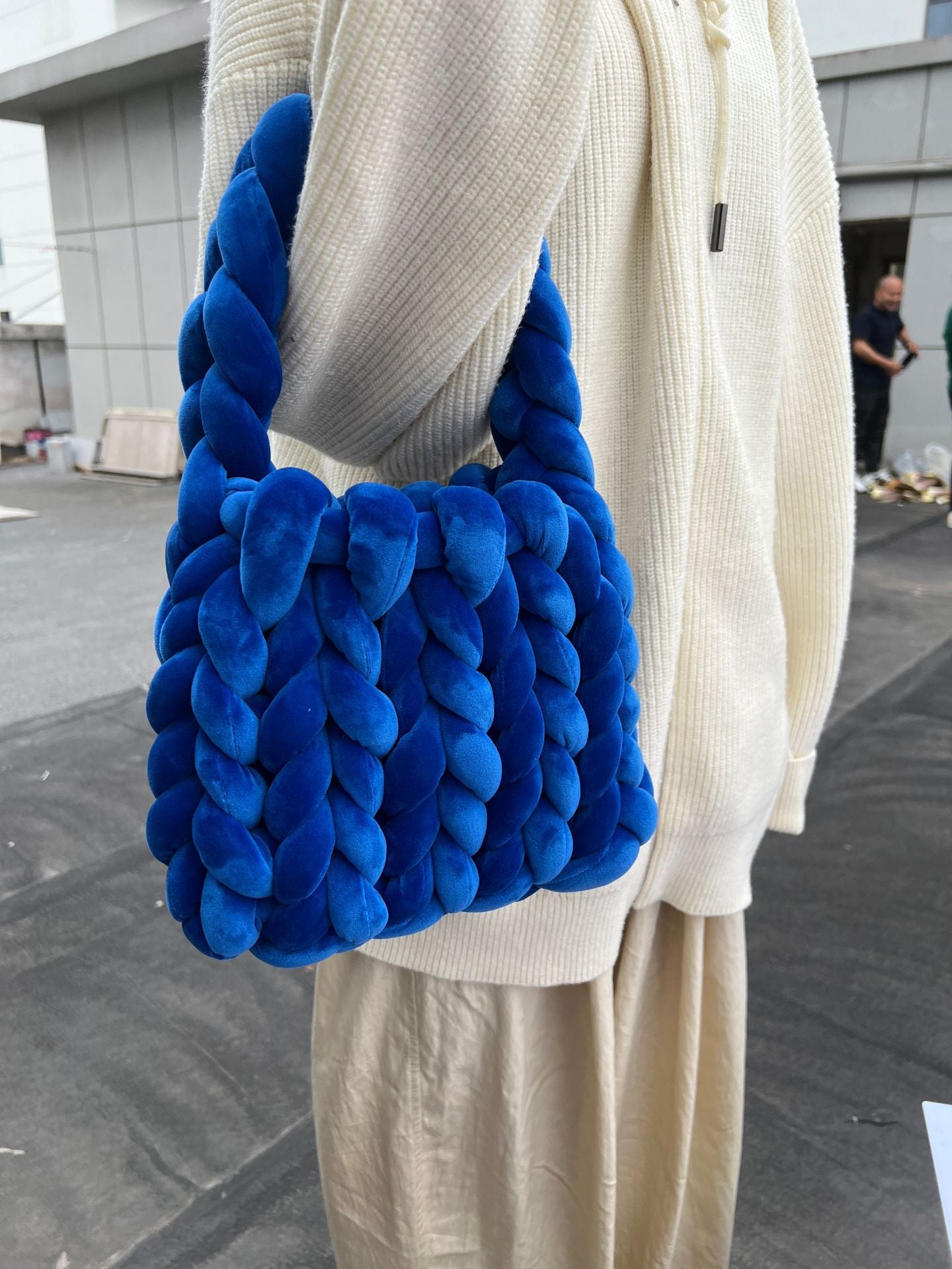 19.80 USD - Sac de facteur portatif tissé à la main avec un noyau en velours cristal.