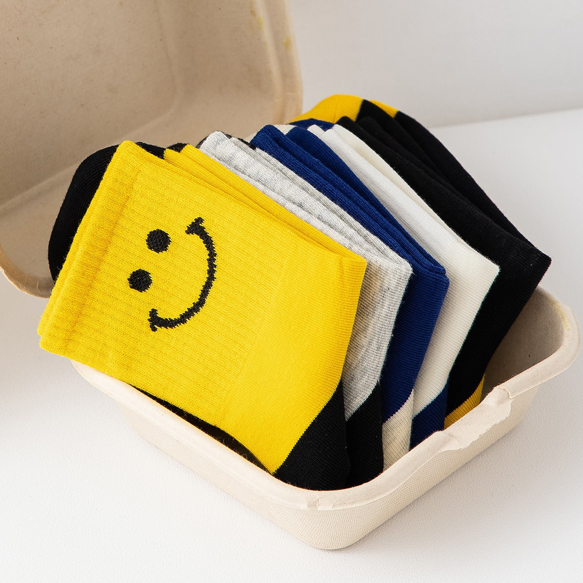 17.46 USD Chaussettes enfant automne-hiver en coton mi-hautes, motif visages souriants, pour enfants de 1 à 15 ans.