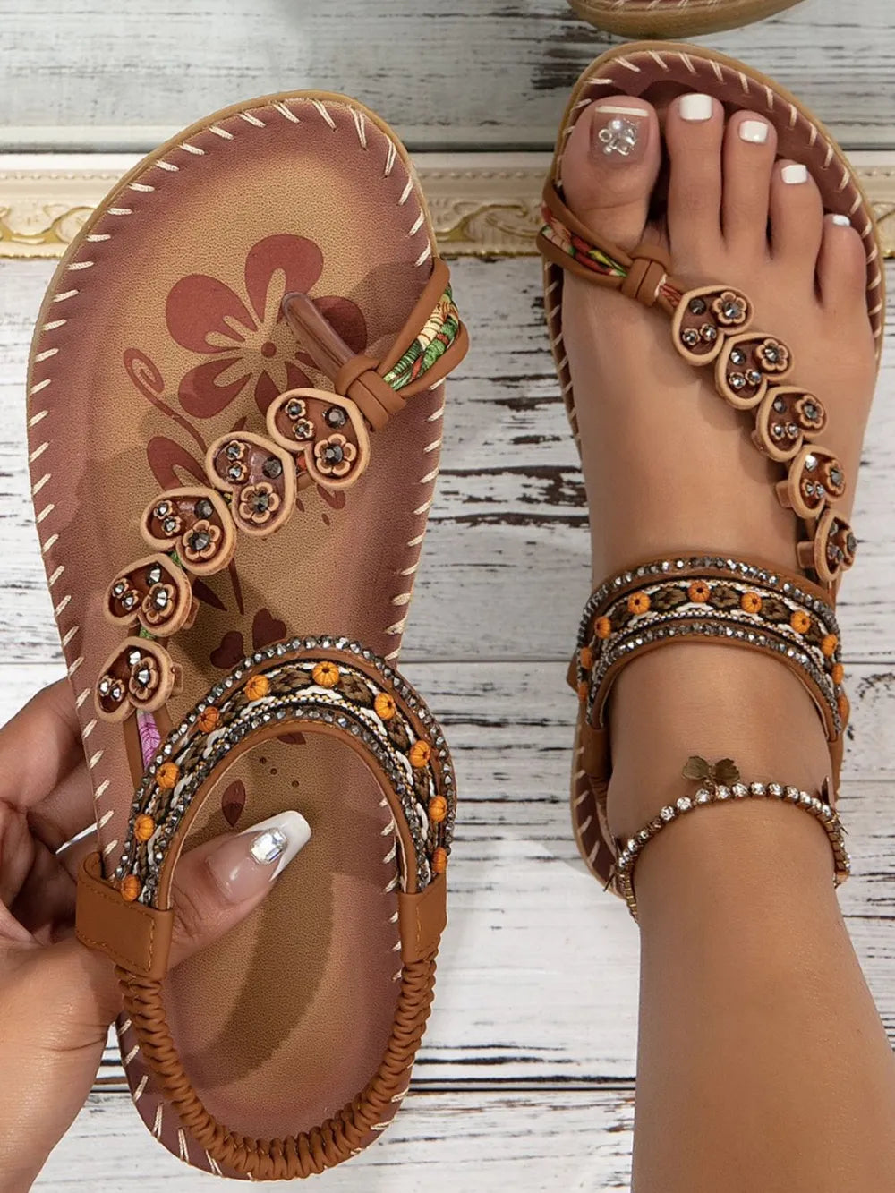 Women's Summer Flat Sandals, Western-Asian Ethnic Style, Embellished with Beads and Diamonds, with Rhinestone Clips.