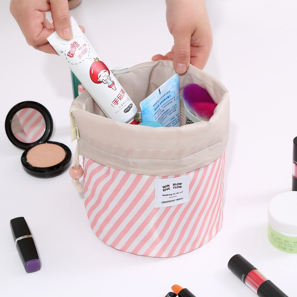 13,97 USD - Trousse de maquillage ronde pour femme, idéale pour les voyages, avec compartiments pour produits de toilette.