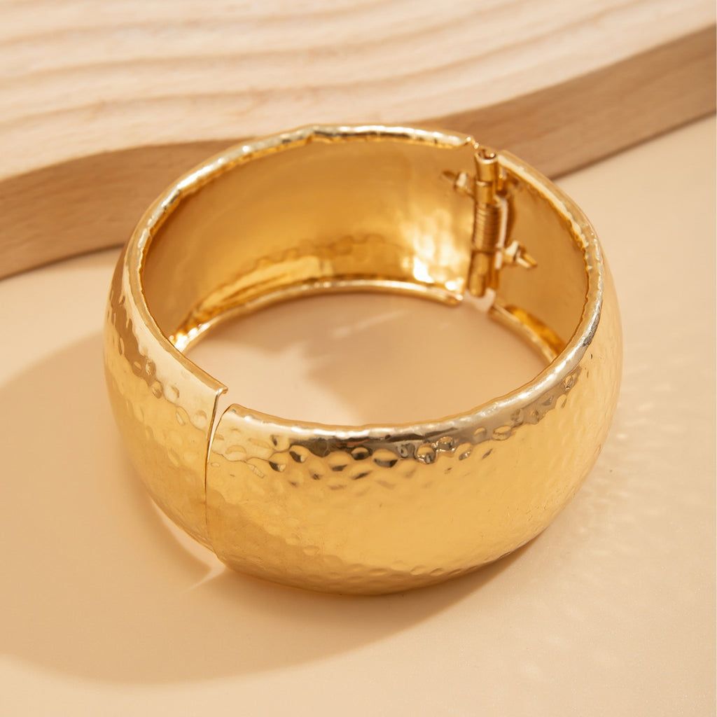 8.73/11.64 USD - Oversized diamond alloy geometric bracelet, simple and personalized concave-convex ring