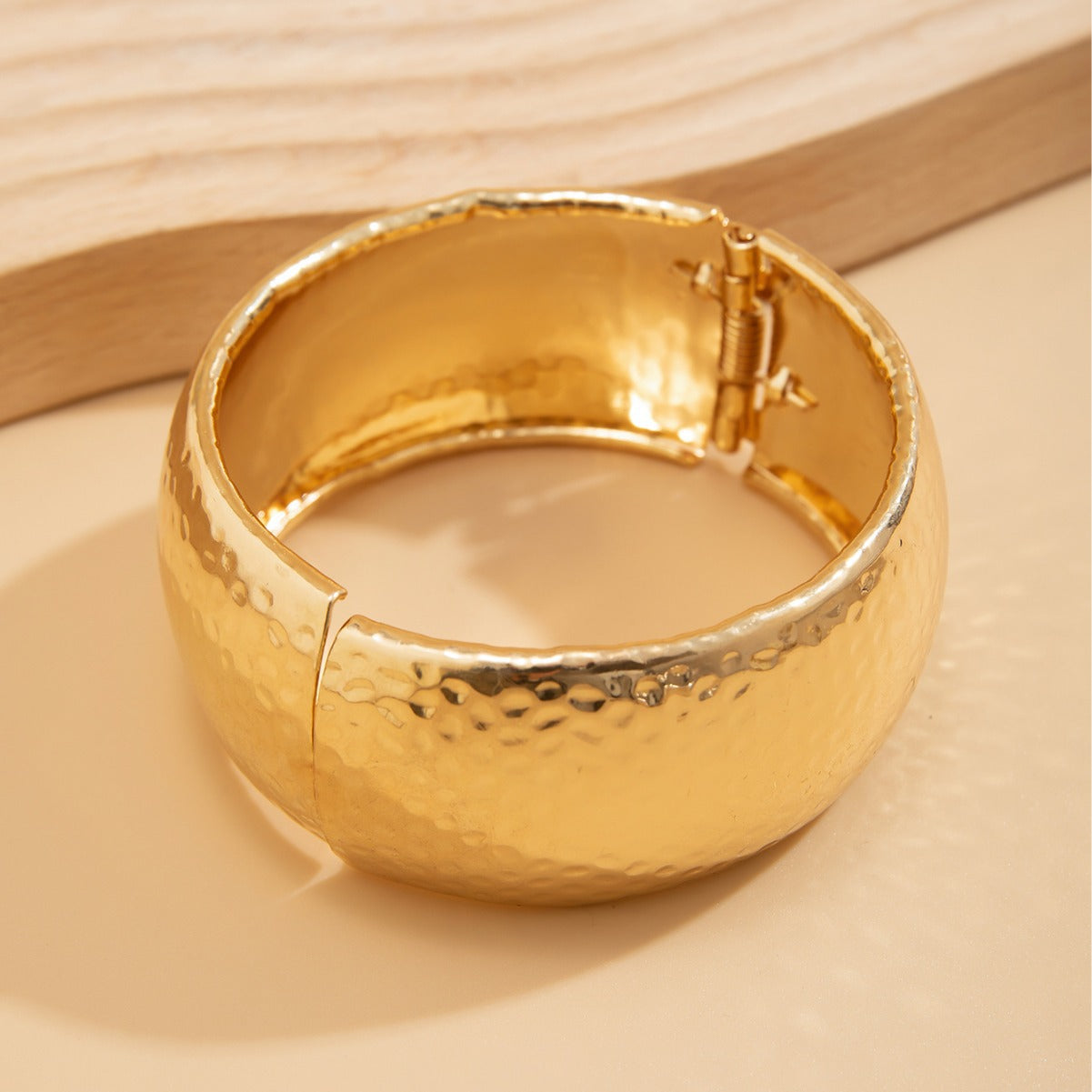 8.73/11.64 USD - Oversized diamond alloy geometric bracelet, simple and personalized concave-convex ring