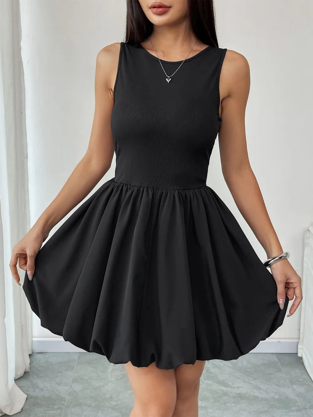 Robe mini sans manches froncée