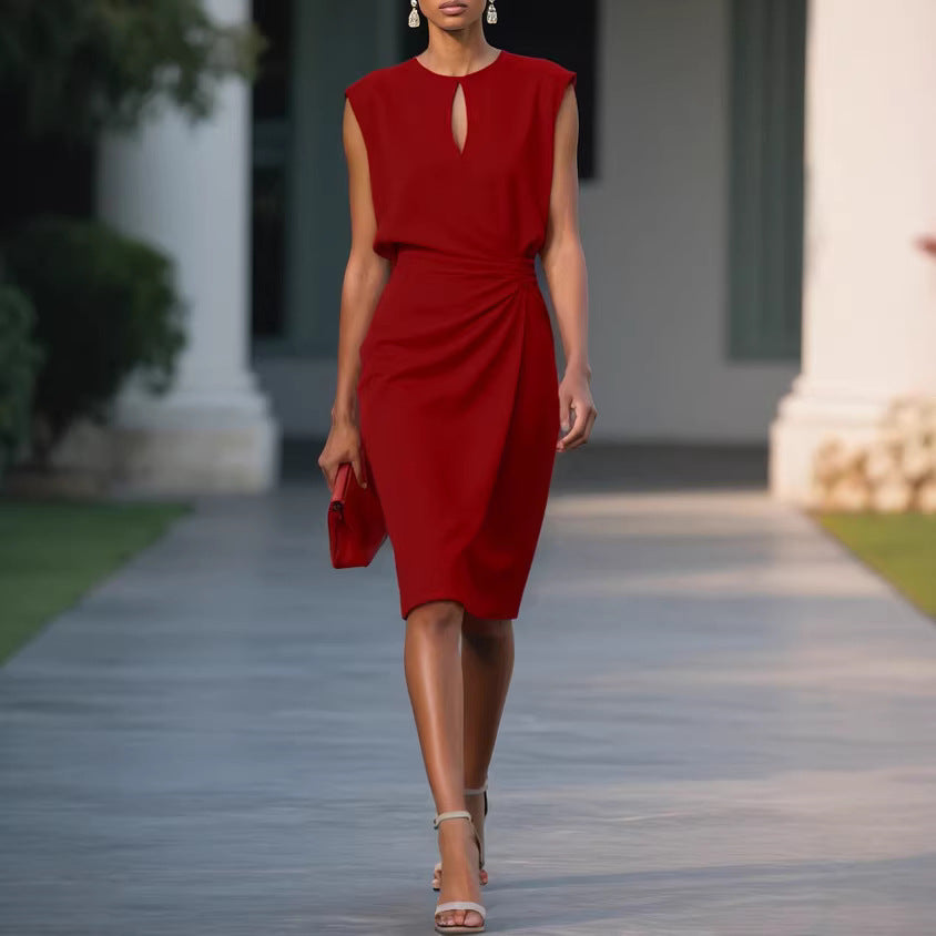 Robe pour femme unie à taille plissée, col rond et découpes.