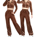 Ensemble deux pièces comprenant un haut à capuche zippé à manches longues avec poches à cordon et un pantalon.