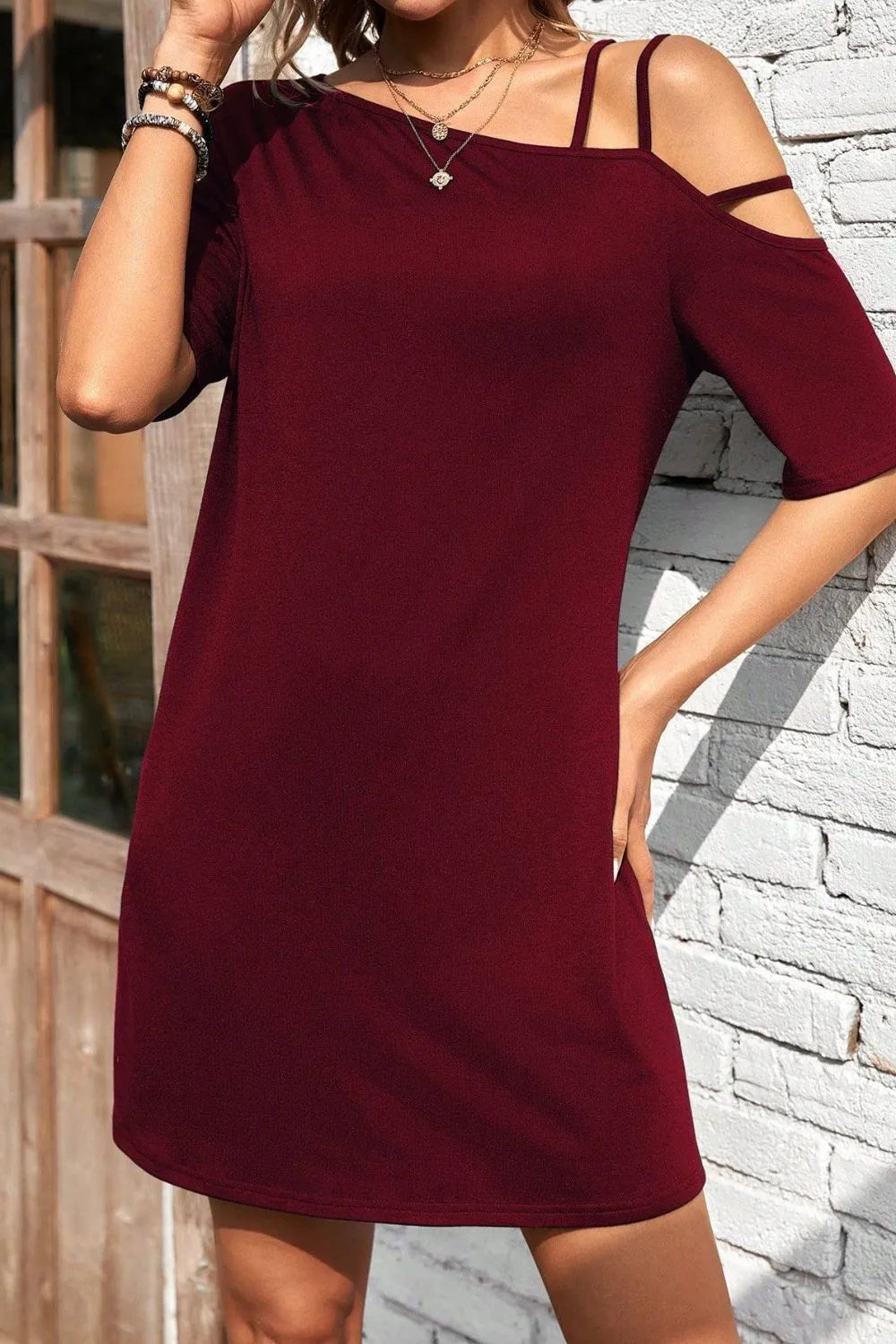 Robe courte asymétrique à manches courtes
