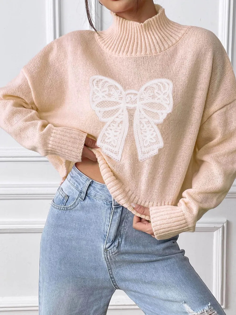 Pull à col roulé et manches longues avec nœud papillon