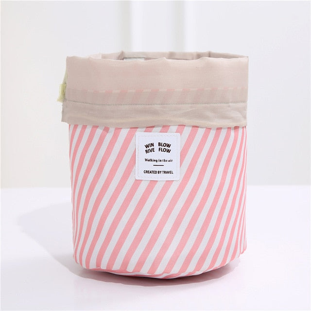 13,97 USD - Trousse de maquillage ronde pour femme, idéale pour les voyages, avec compartiments pour produits de toilette.