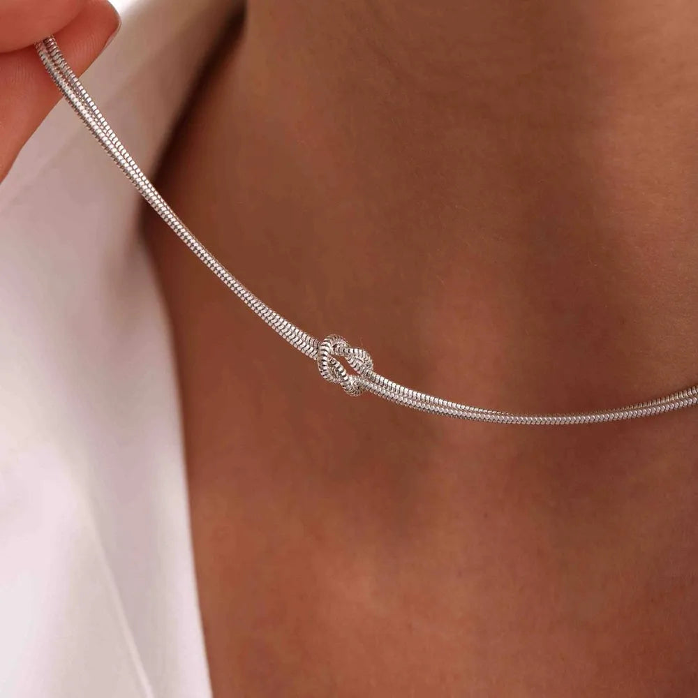 14,46 USD - Collier noué en acier titane
