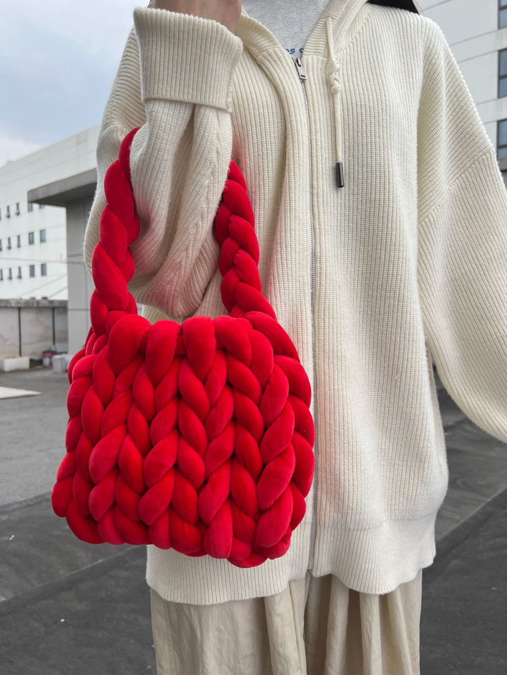 19.80 USD - Sac de facteur portatif tissé à la main avec un noyau en velours cristal.