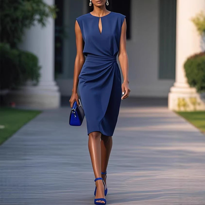 Robe pour femme unie à taille plissée, col rond et découpes.