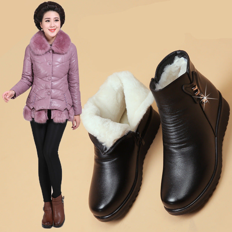 New winter flat ankle boots for middle-aged and elderly women, ideal for mothers, made of warm cotton with soft, non-slip, thick, and fluffy soles.