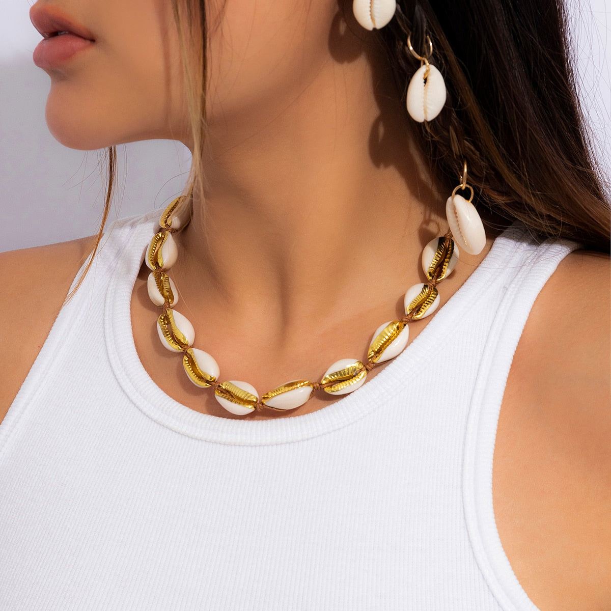 Collier simple et réglable pour femme : un modèle créatif et original, plaqué or, composé d'un coquillage sur une chaîne à un seul rang.