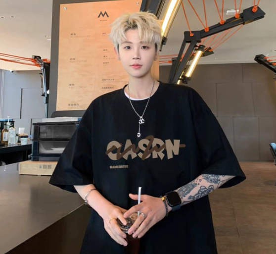 Loose-fit mid-length sleeve T-shirt