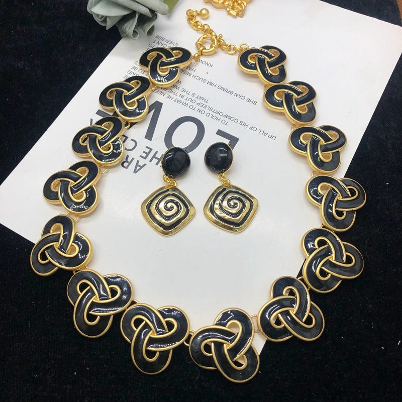 13.74/27.94 - USD Ensemble collier et boucles d'oreilles classique en émail noir
