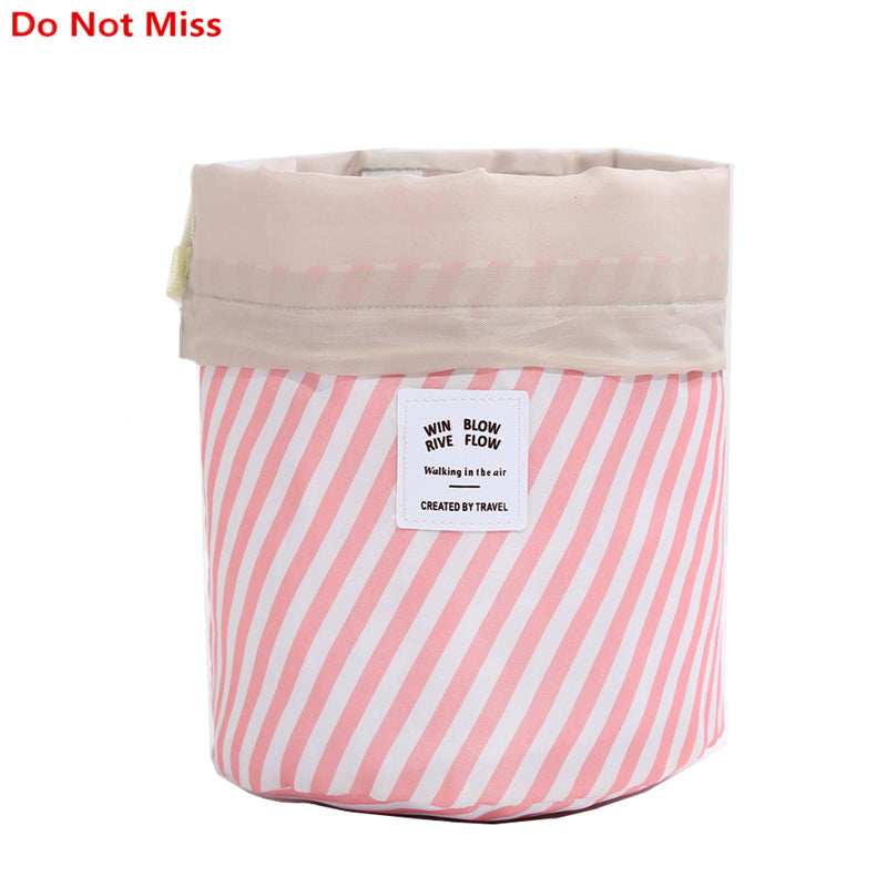 13,97 USD - Trousse de maquillage ronde pour femme, idéale pour les voyages, avec compartiments pour produits de toilette.