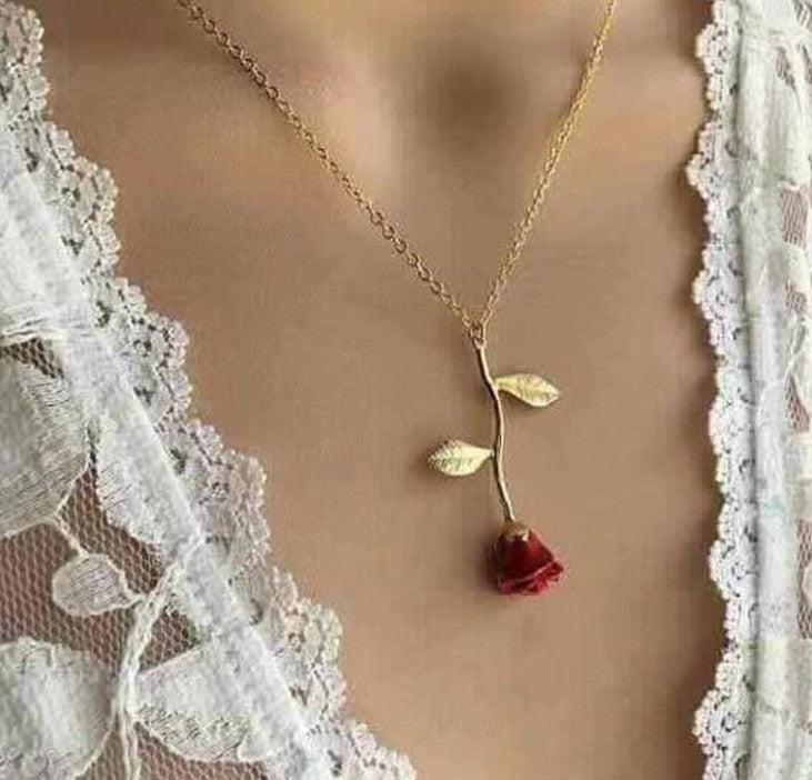Collar con colgante de rosa roja creativo, regalo ideal para el Día de San Valentín.