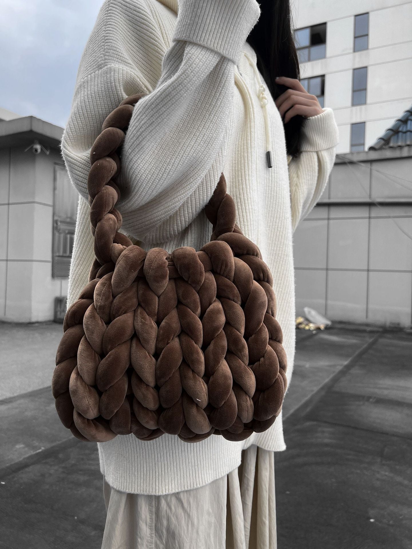 19.80 USD - Sac de facteur portatif tissé à la main avec un noyau en velours cristal.