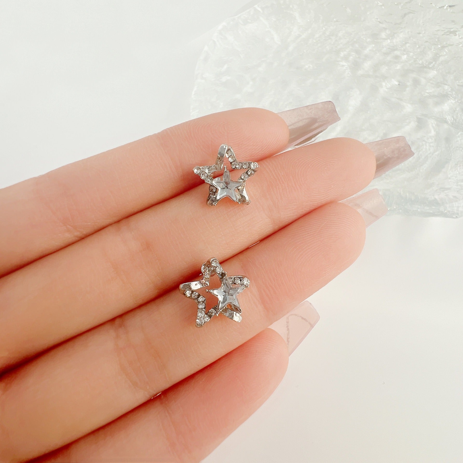 Openwork zircon earrings set with ultra-sparkling diamonds, for a modern, fresh, and delicate woman, light and luxurious, with a minimalist design.