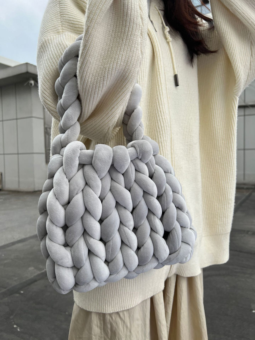 19.80 USD - Sac de facteur portatif tissé à la main avec un noyau en velours cristal.