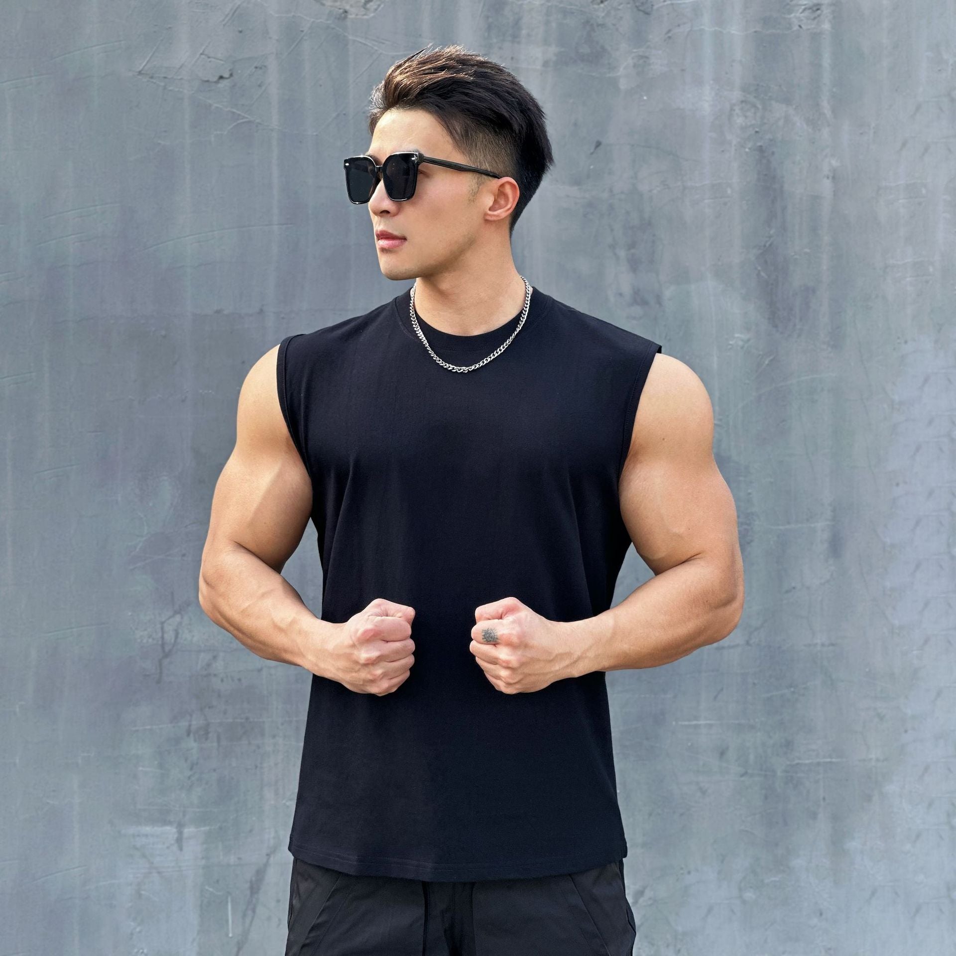 24.45 USD Débardeur d'été uni en coton épais pour homme, idéal pour l'entraînement et la superposition de vêtements décontractés.
