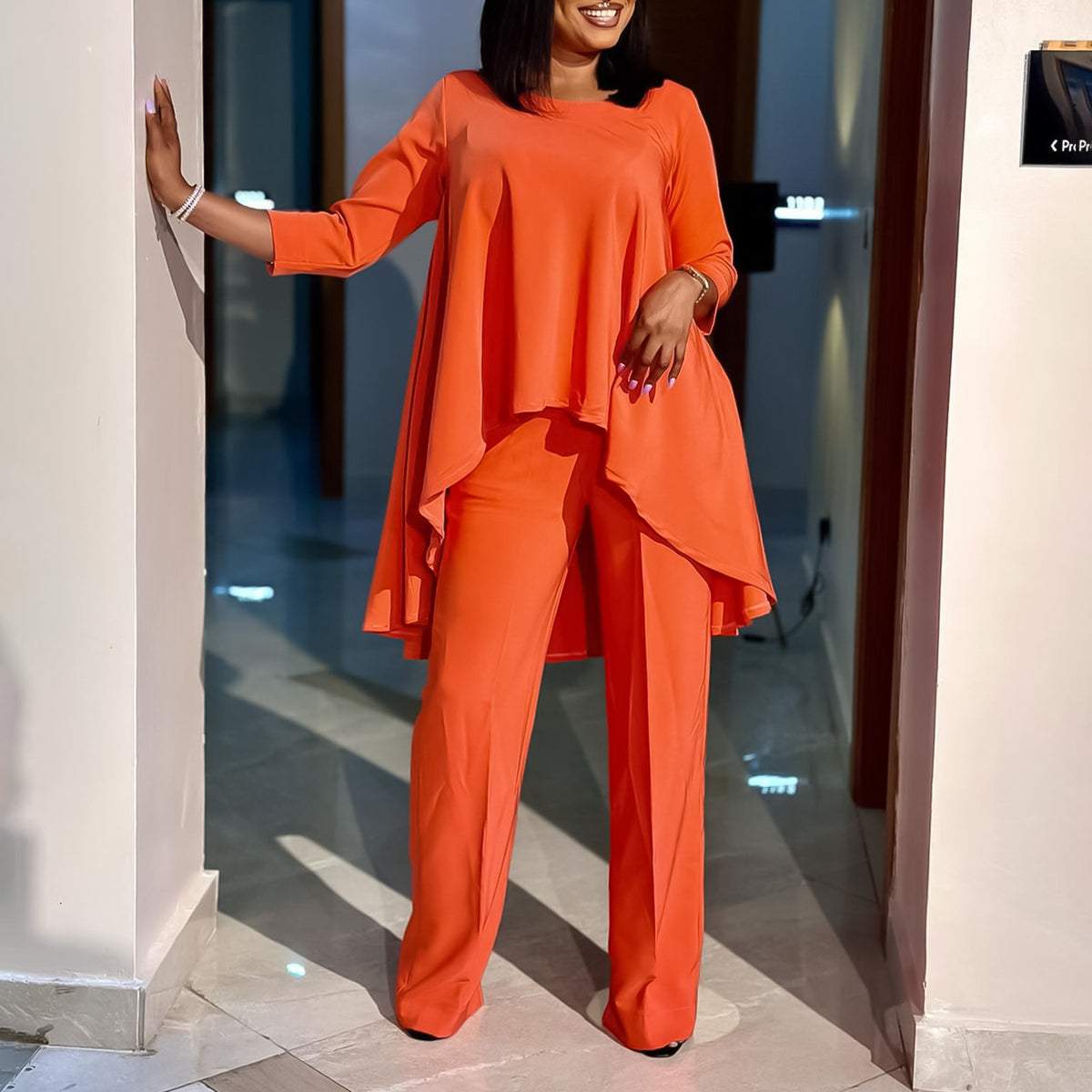 Ensemble élégant deux pièces de style africain : haut ample et asymétrique tendance avec pantalon