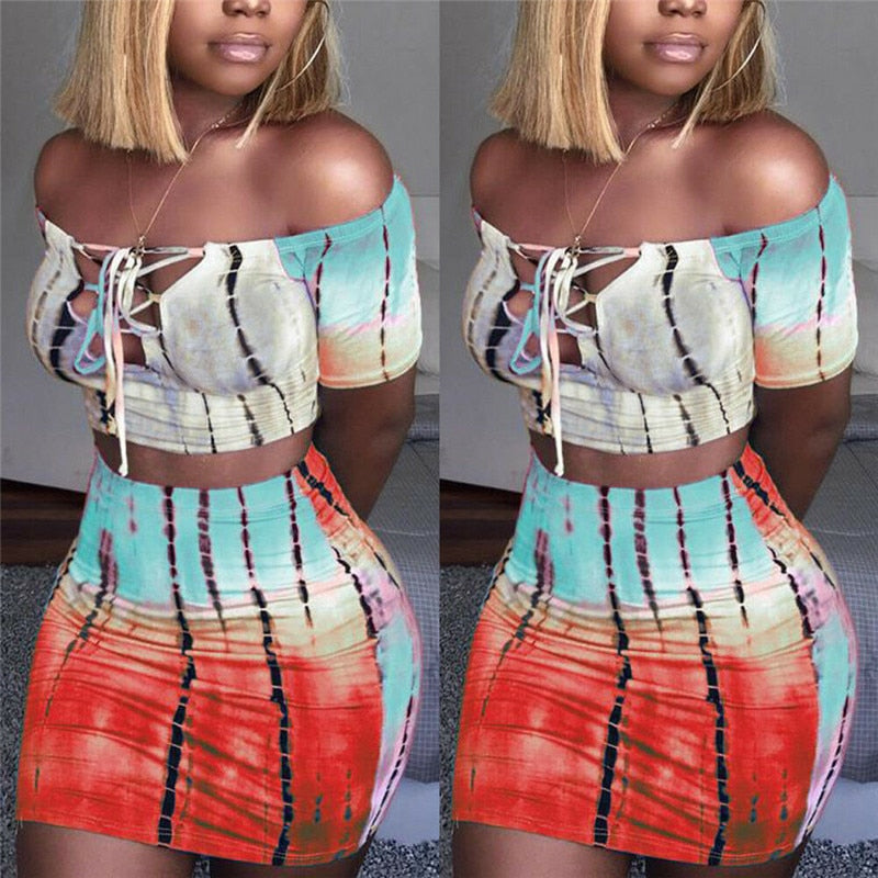 Ensemble deux pièces sexy pour femme : crop top épaules dénudées et mini-jupe moulante, idéal pour l'été, les soirées et les clubs.
