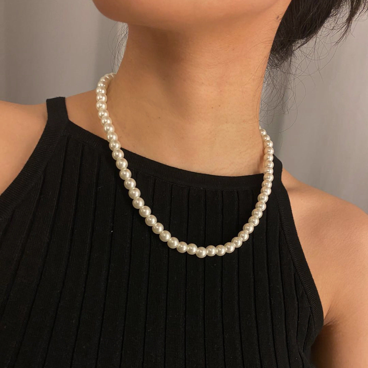 Collier ras-de-cou Ingemark Fashion multicouche en perles d'imitation blanches avec fixation métallique, large plastron, bijou pour femme charmante