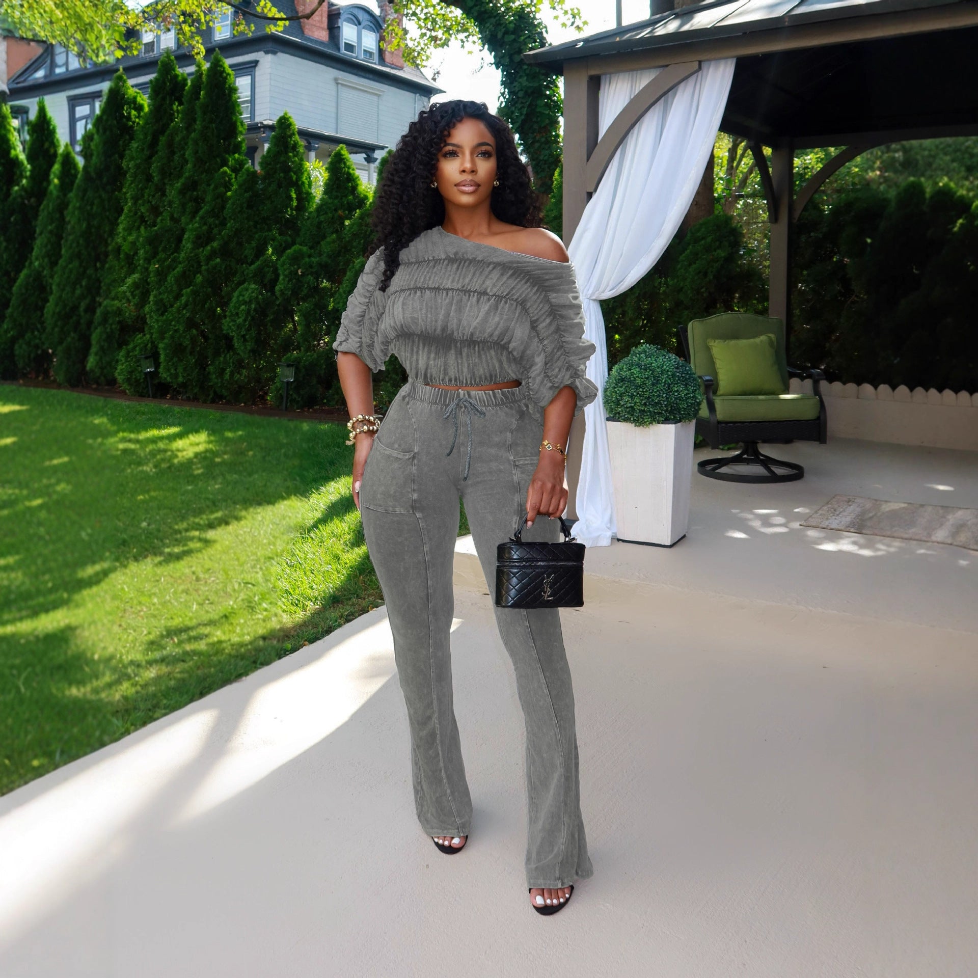 Ensemble deux pièces sexy composé d'un crop top et d'un pantalon long évasé slim