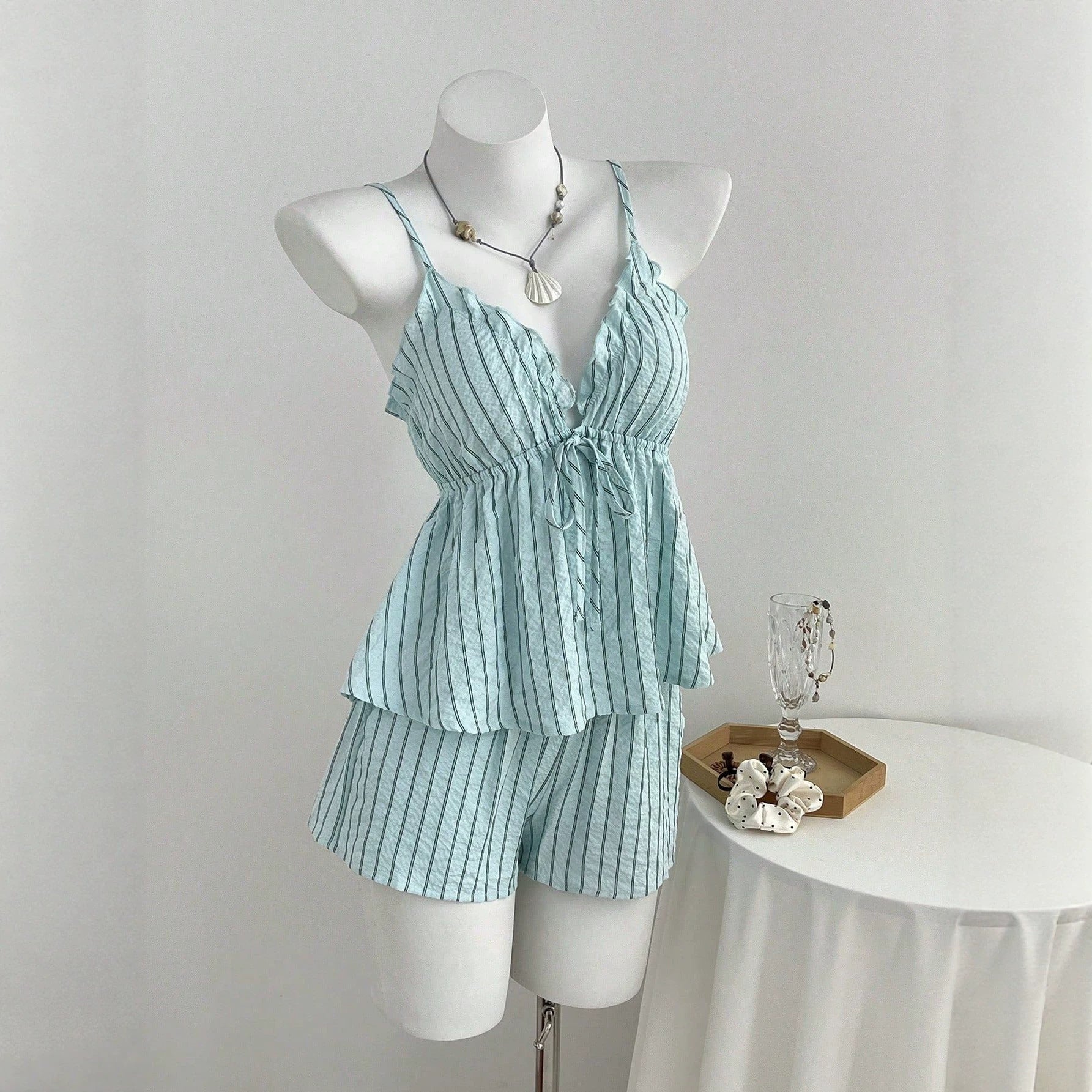 Ensemble deux pièces débardeur rayé à col en V et short pour femme