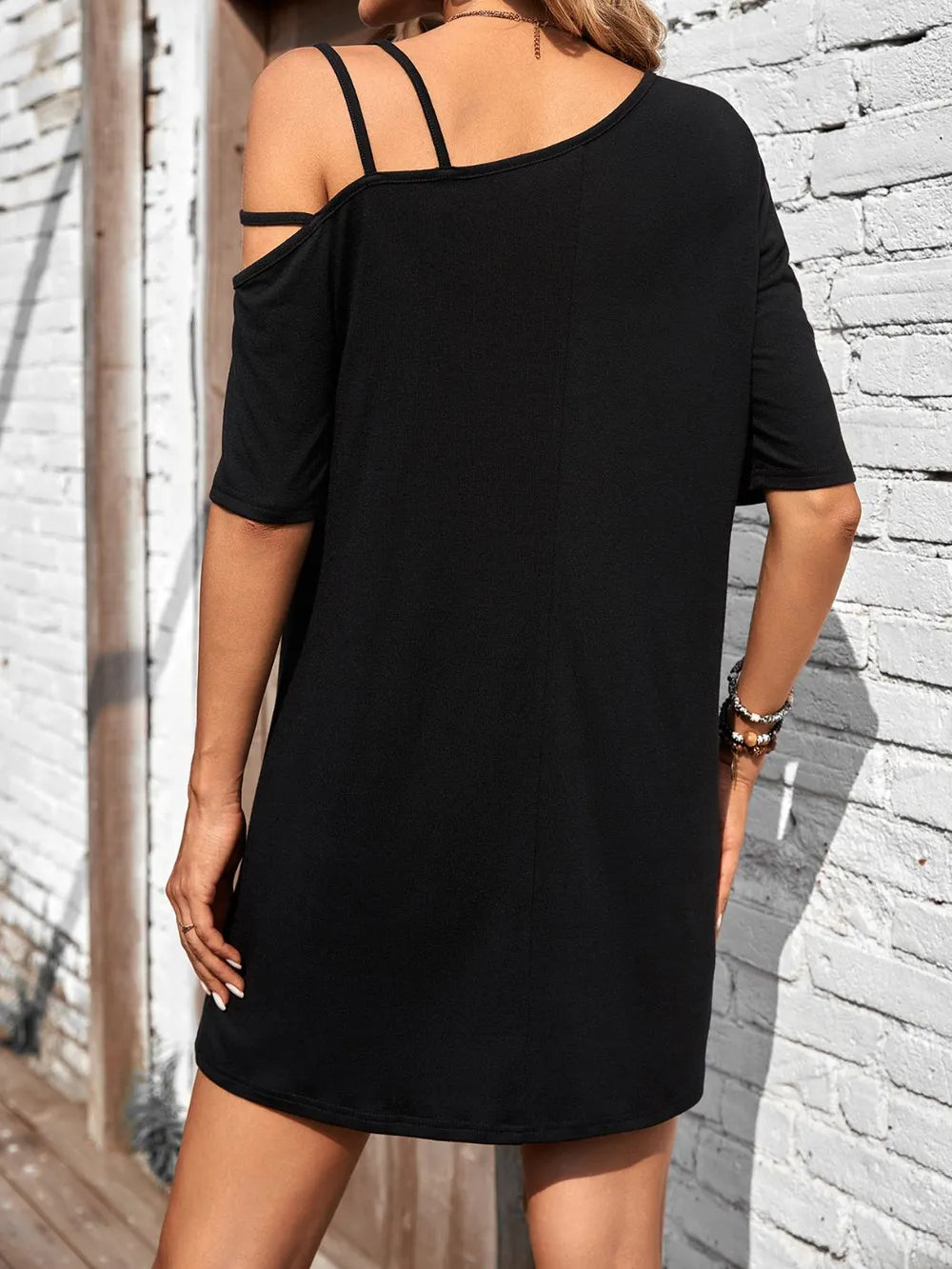 Robe courte asymétrique à manches courtes