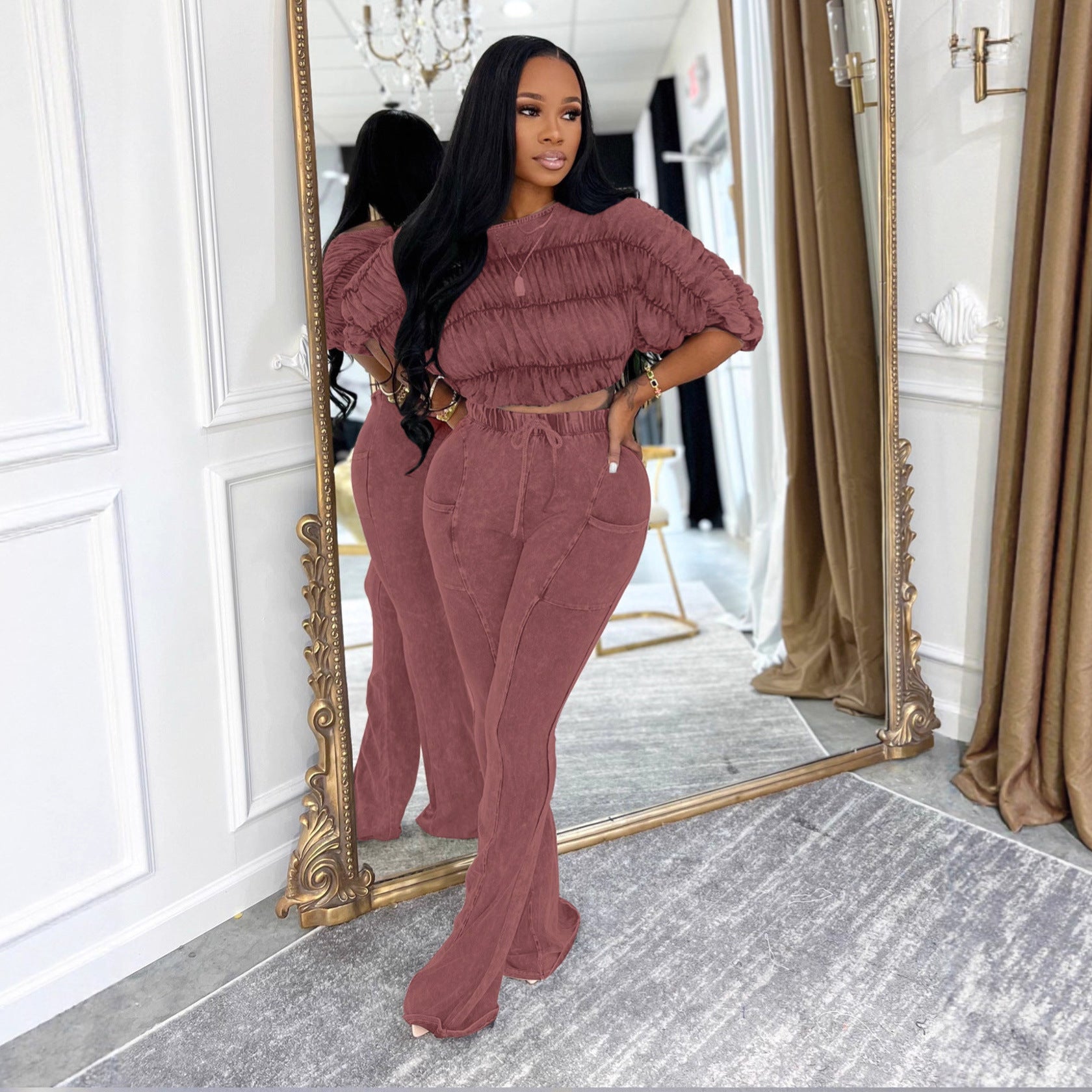 Ensemble deux pièces sexy composé d'un crop top et d'un pantalon long évasé slim