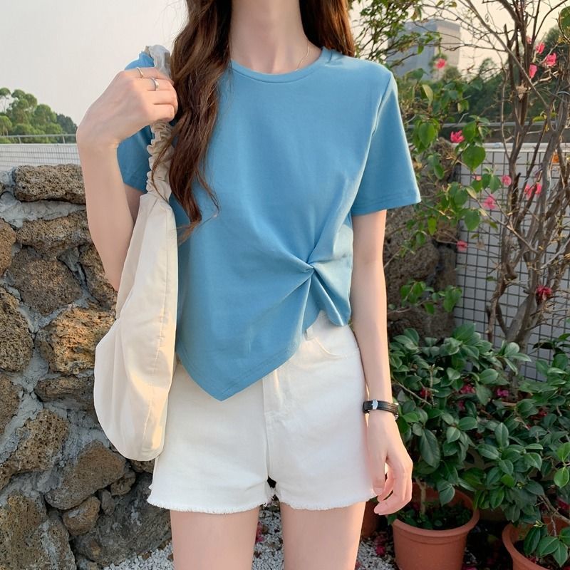 Women's asymmetrical short-sleeved high-waisted crop top, ideal for summer.