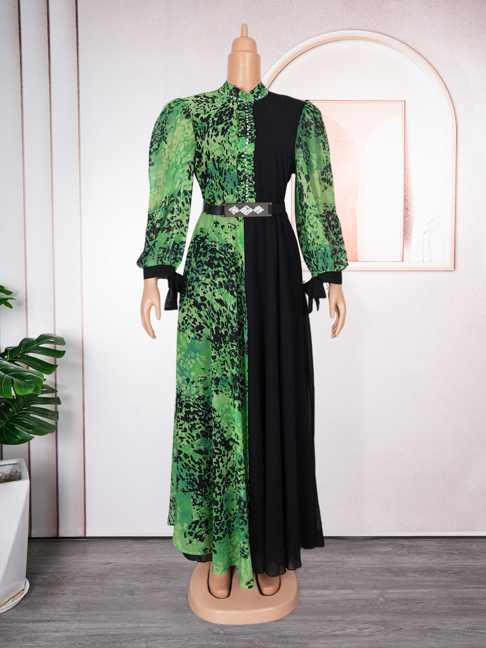 Nouvelle robe longue africaine grande taille pour femme, style décontracté et tendance, en mousseline imprimée avec jeu de couleurs contrastées.