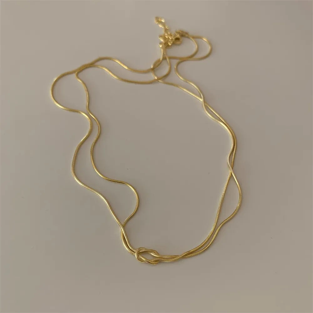 14,46 USD - Collier noué en acier titane