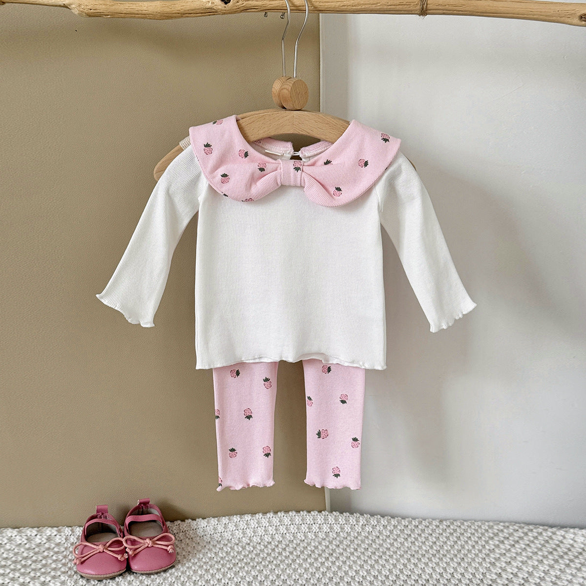 Ensemble deux pièces pour bébé : haut et pantalon avec col à nœud