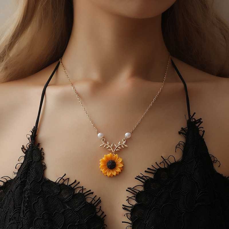 Collier tendance en perles et tournesol, pendentif tournesol féminin et élégant.