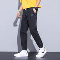 44.24 USD Jean cargo/jogging Harlan gris, coupe ample, broderie texte, taille élastique, collection printemps-été. Tailles M à 8XL.