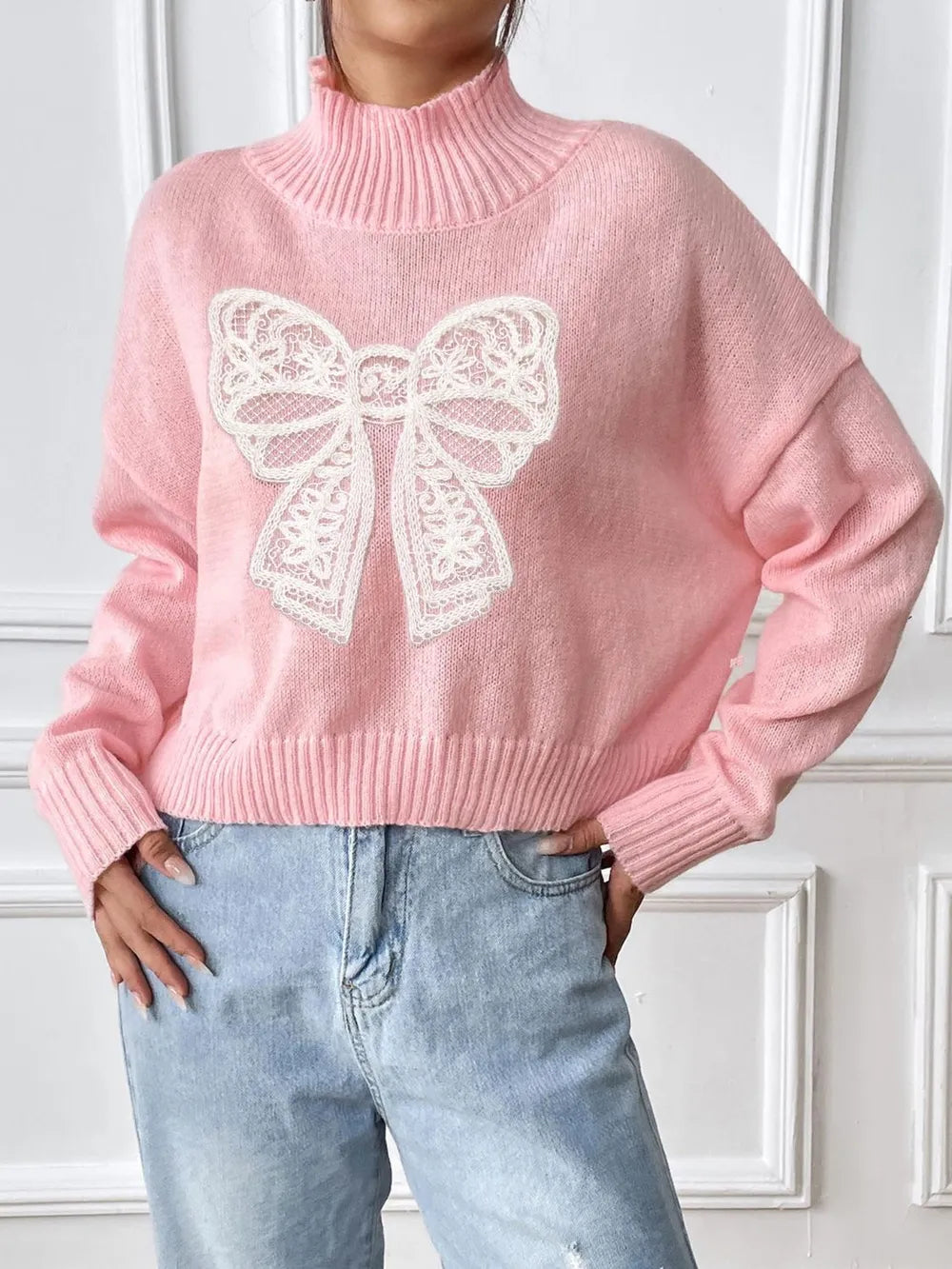Pull à col roulé et manches longues avec nœud papillon