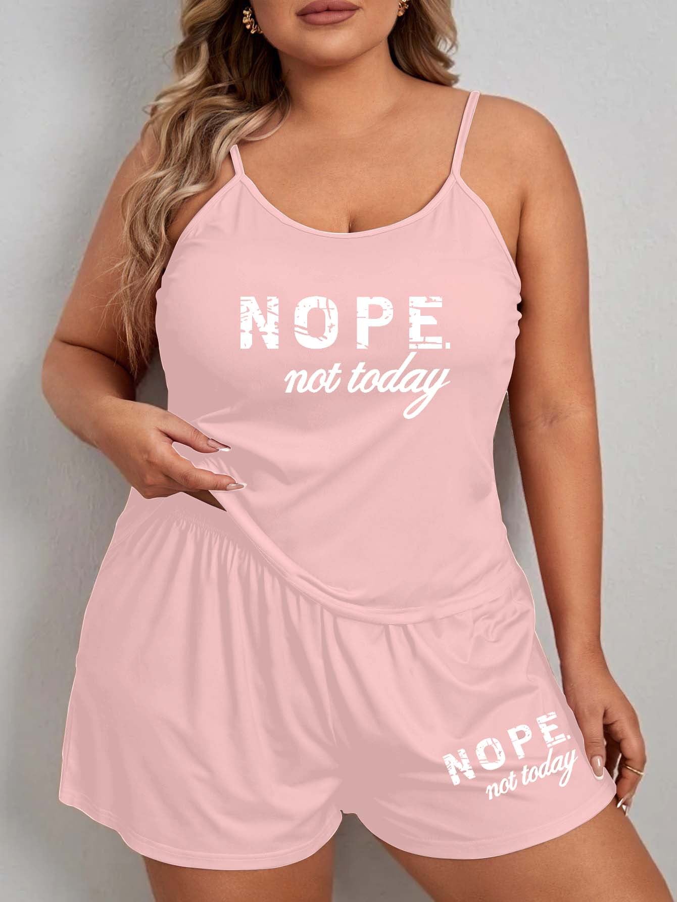 Ensemble de pyjama confortable pour femme avec imprimé lettres, short à bretelles oversize, idéal pour être porté à l'extérieur.