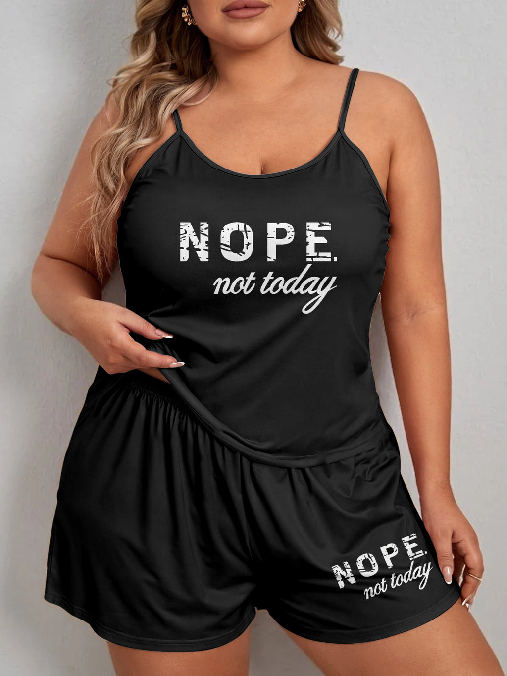 Ensemble de pyjama confortable pour femme avec imprimé lettres, short à bretelles oversize, idéal pour être porté à l'extérieur.
