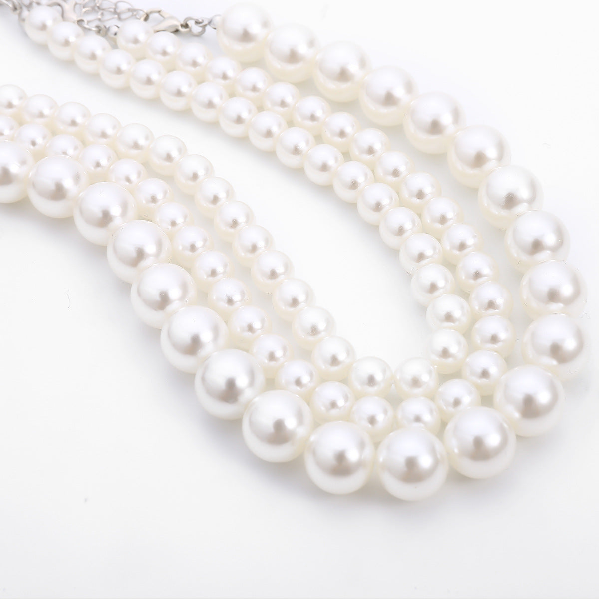 Collier ras-de-cou Ingemark Fashion multicouche en perles d'imitation blanches avec fixation métallique, large plastron, bijou pour femme charmante