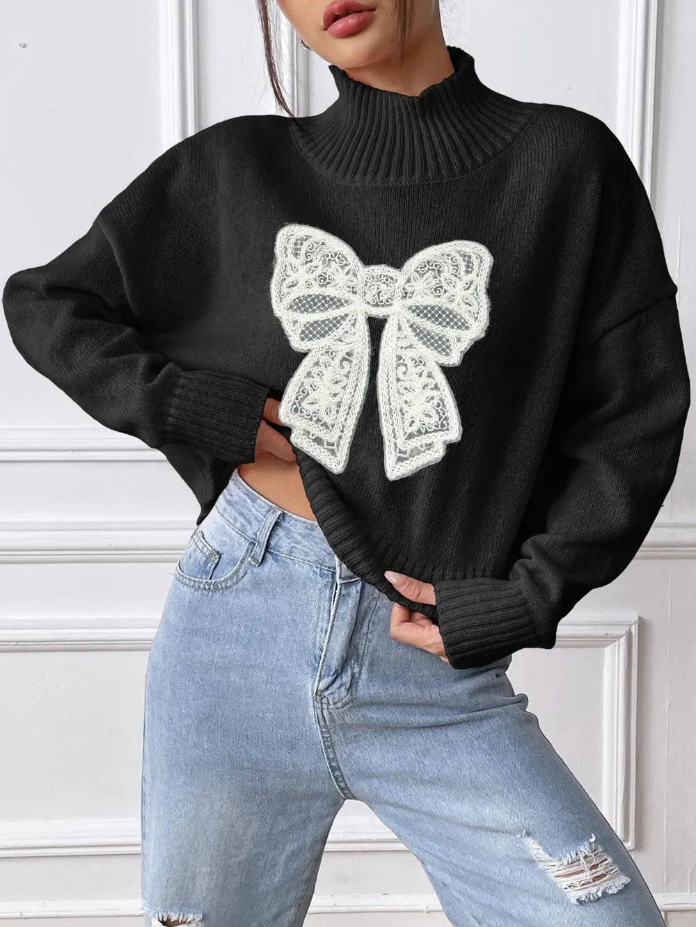 Pull à col roulé et manches longues avec nœud papillon