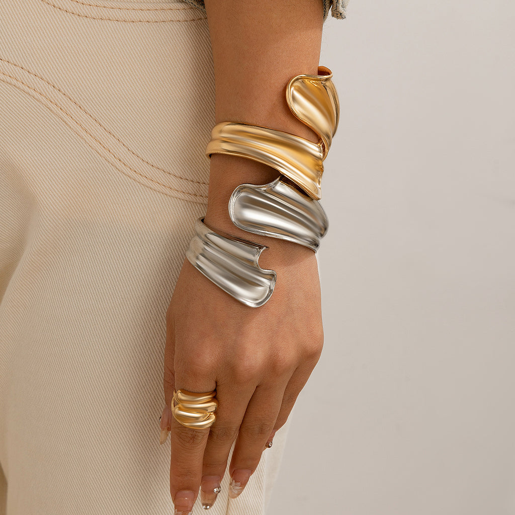 8.15/12.81 USD - Exaggerated Irregular Fold Personalized Punk Bracelet Coiled Fishtail