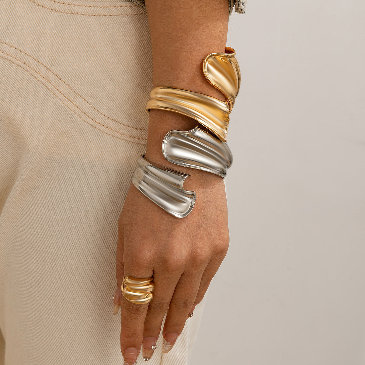 8.15/12.81 USD - Exaggerated Irregular Fold Personalized Punk Bracelet Coiled Fishtail