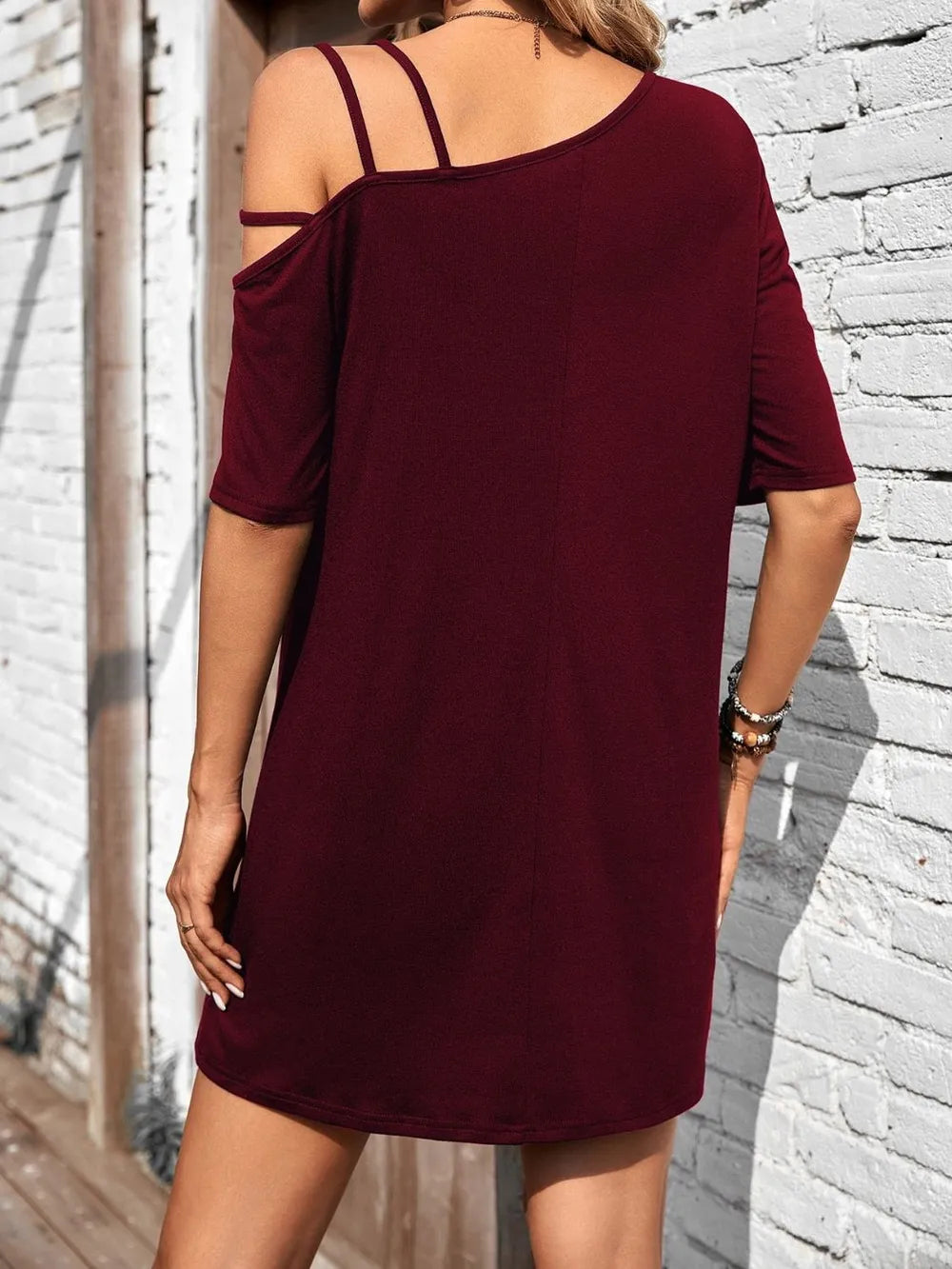 Robe courte asymétrique à manches courtes