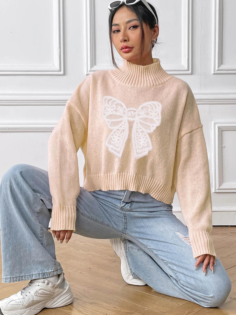 Pull à col roulé et manches longues avec nœud papillon