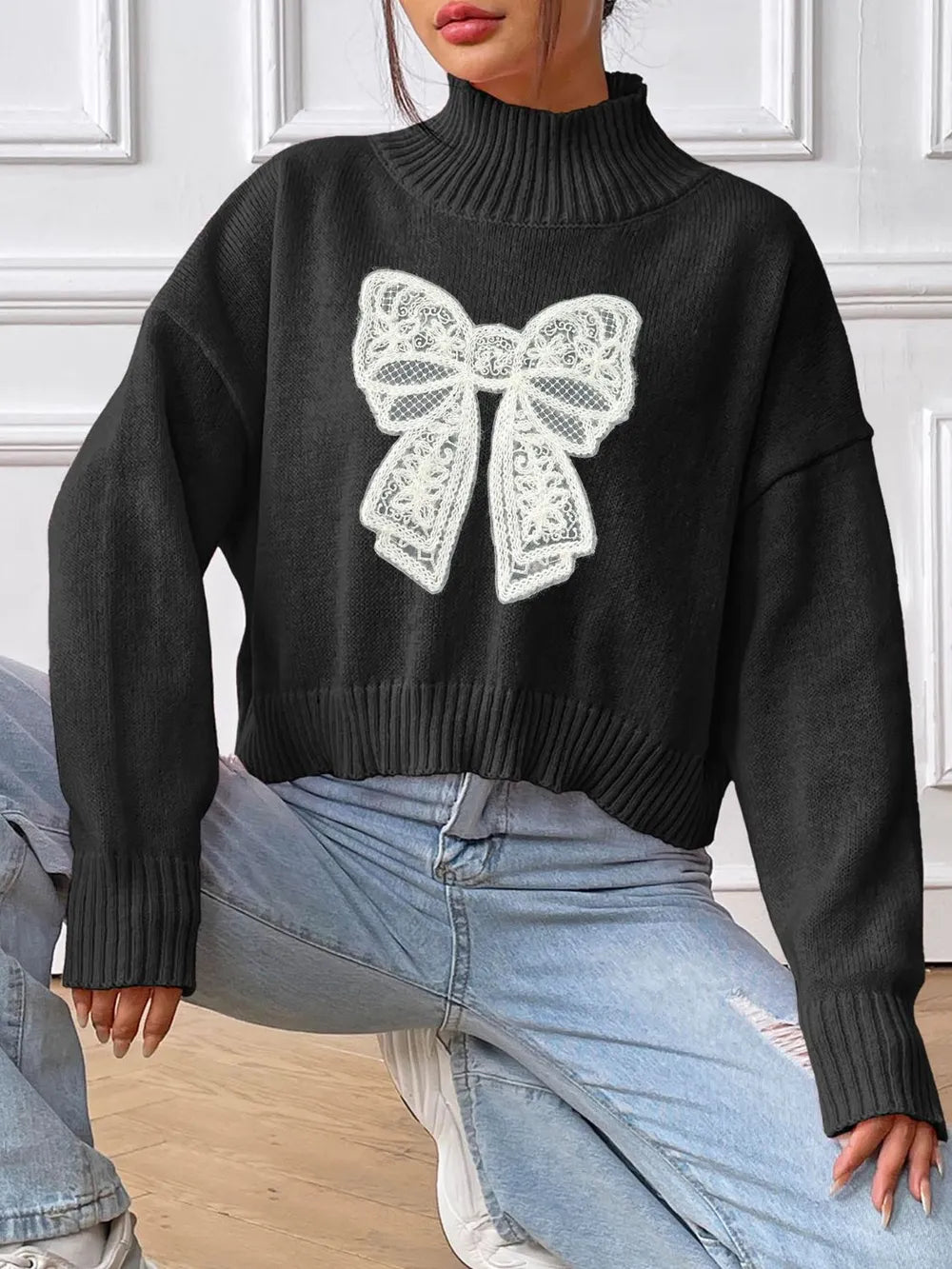 Pull à col roulé et manches longues avec nœud papillon
