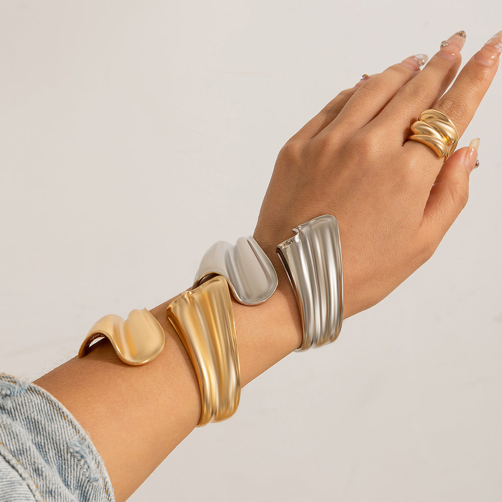 8.15/12.81 USD - Exaggerated Irregular Fold Personalized Punk Bracelet Coiled Fishtail